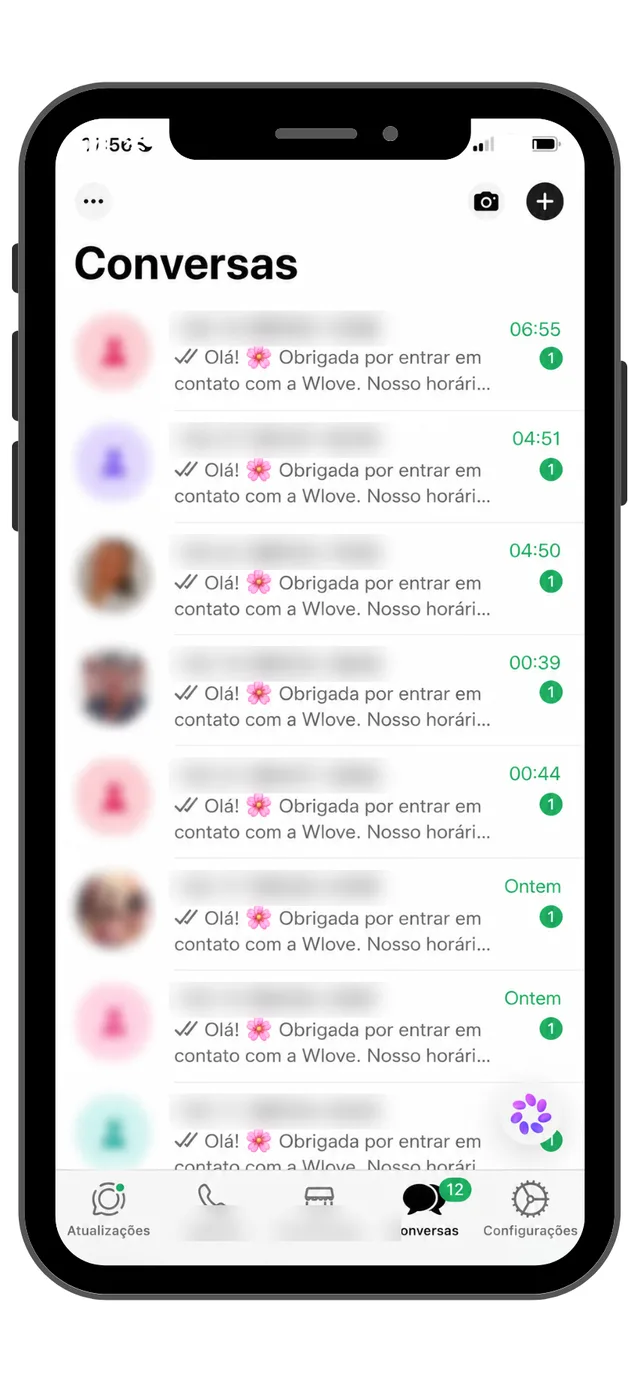 Celular com a lista de conversas do WhatsApp da Wlove cheia de novos contatos vindos de anúncios. Nomes e telefones dos clientes ocultos.